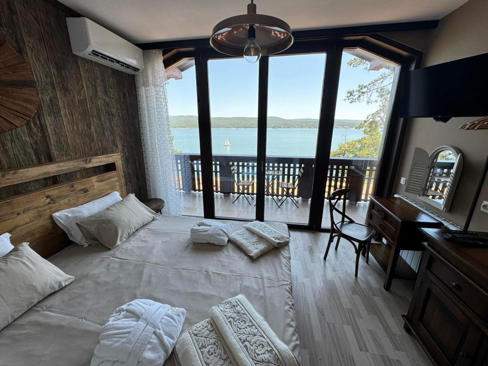 Villa Iskar Lake Residence By Bookvillabg Shtarkelovo Gnezdo Экстерьер фото